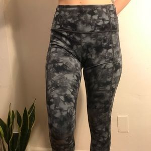 Athleta Salutation Stash Pocket II 7/8 Tight